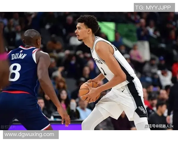 文班亚马场均20分10篮板3盖帽表现抢眼新秀奖争夺形势明朗
